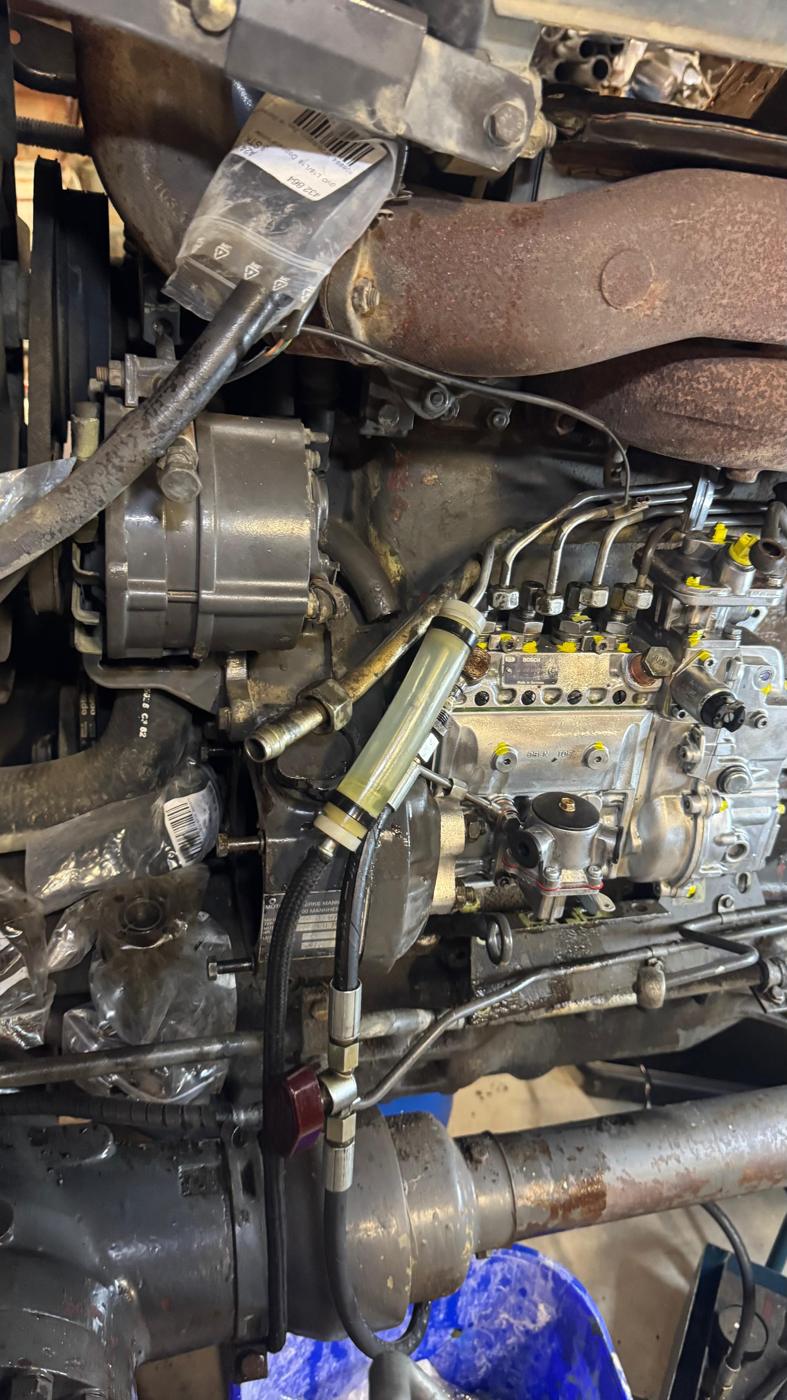 Überholte Reiheneinspritzpumpe am Motor
