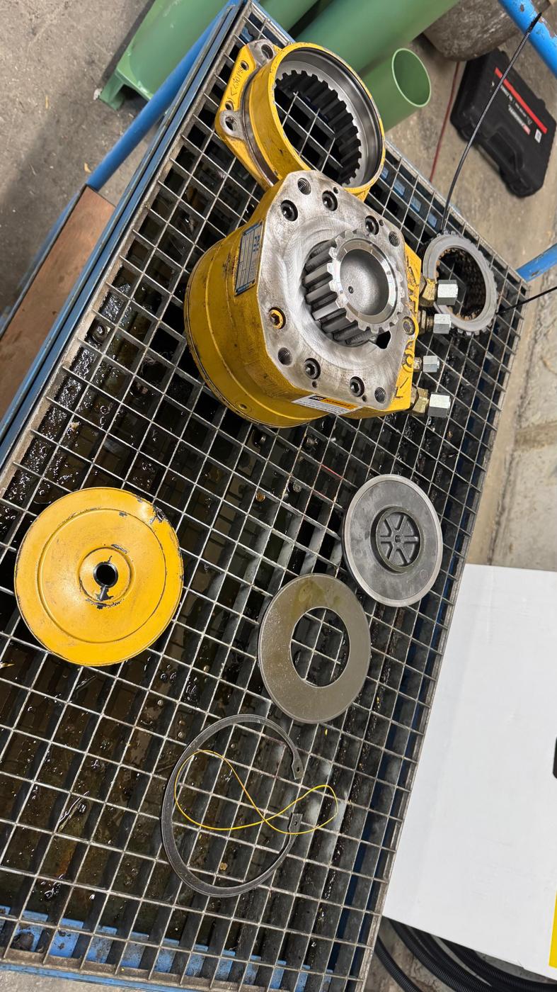 Zerlegter Hydraulikmotor auf dem Abtropfgitter
