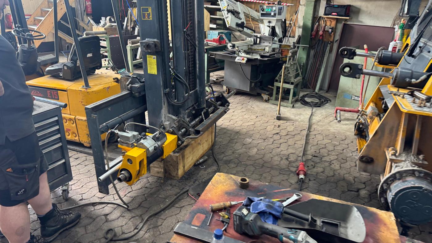 Reparatur am Hubgerüst eines Gabelstaplers in der Werkstatt
