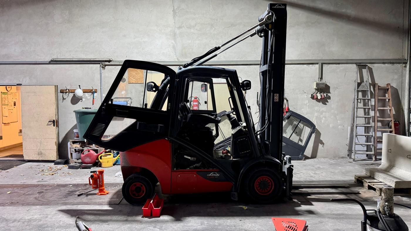 Linde Dieselstapler H35 bei der Wartung in der Halle