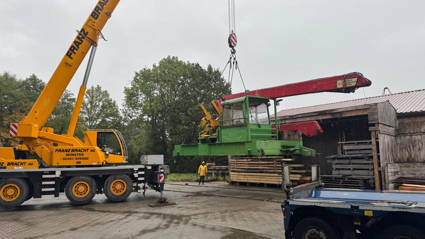 WOLF Rundholzsortierwagen wird per Autokran verladen